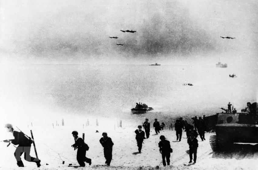 Đêm 4 và 5/1/1979, đặc công của Tiểu đoàn 861 bí mật xâm nhập, ém sẵn ở khu vực bãi đổ bộ, không cho địch từ Campot đến chi viện cho địch ở Tà Lơn. Đúng giờ G, các lực lượng đổ bộ bằng tàu xi măng cốt thép của Thê đội 1 tiến vào bờ. Tiểu đoàn 863 nhanh chóng đánh chiếm bãi đổ bộ, chốt giữ đầu cầu, bảo đảm cho đội hình tiếp tục đổ bộ. Thê đội 2 gồm Tiểu đoàn 864, 867 đổ bộ bằng tàu LCM8, LCU có xe tăng thiết giáp đi cùng đánh chiếm các địa hình có giá trị chiến thuật trên quốc lộ số 3, số 4, cầu số 8. Nguồn ảnh: TTXVN