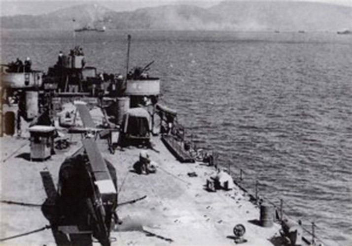 Về phương tiện, ta có 160 tàu thuyền các loại gồm: 77 tàu chiến đấu, 83 tàu thuyền vận tải. 42 ô tô do Bộ Quốc phòng tăng cường Đáng chú ý, trong số này có nhiều tàu thuyền chiến lợi phẩm thu được sau 1975 gồm các tàu đổ bộ lớn LST 542 có lượng giãn nước toàn tải đến 4.000 tấn giúp chúng ta cơ động lực lượng lớn bộ đội và xe tăng, thậm chí cả máy bay trực thăng UH-1. Nguồn ảnh: Báo Hải quân