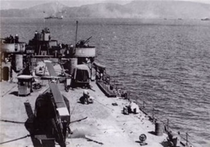 Về phương tiện, ta có 160 tàu thuyền các loại gồm: 77 tàu chiến đấu, 83 tàu thuyền vận tải. 42 ô tô do Bộ Quốc phòng tăng cường Đáng chú ý, trong số này có nhiều tàu thuyền chiến lợi phẩm thu được sau 1975 gồm các tàu đổ bộ lớn LST 542 có lượng giãn nước toàn tải đến 4.000 tấn giúp chúng ta cơ động lực lượng lớn bộ đội và xe tăng, thậm chí cả máy bay trực thăng UH-1. Nguồn ảnh: Báo Hải quân