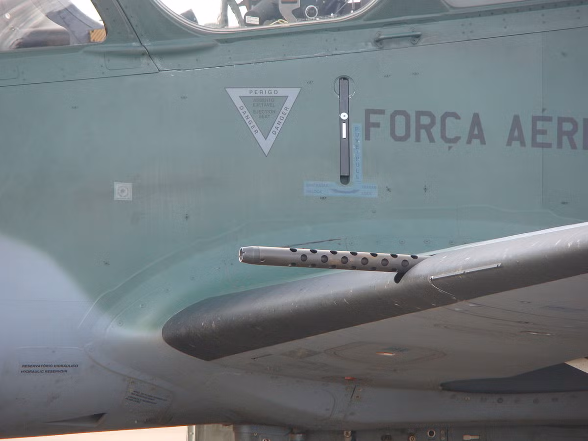 Về hỏa lực, Super Tucano tích hợp hai khẩu súng máy 12,7mm với 1.100 viên đạn ở hai bên cánh và 5 điểm treo cho phép mang thêm nhiều loại vũ khí với tải trọng tối đa 1,5 tấn. Nguồn ảnh: Wikipedia