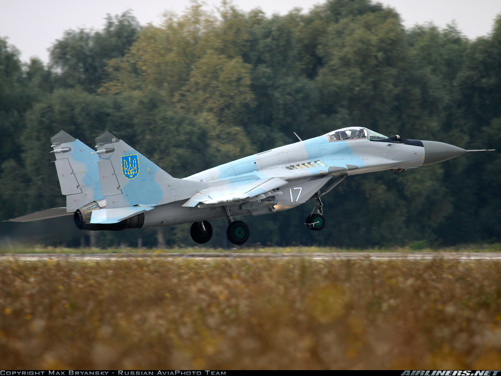 Thế mà, chỉ sau 30 năm, giờ đây Không quân Ukraine lại là lực lượng yếu kém nhất khu vực Đông Âu. Trang bị máy bay chiến đấu giảm xuống mức cực tiểu, chưa tới 100 máy bay tiêm kích - cường kích và hơn thế, đa phần tất cả đều cũ kỹ, mất an toàn cao. Nguồn ảnh: Airliners.net