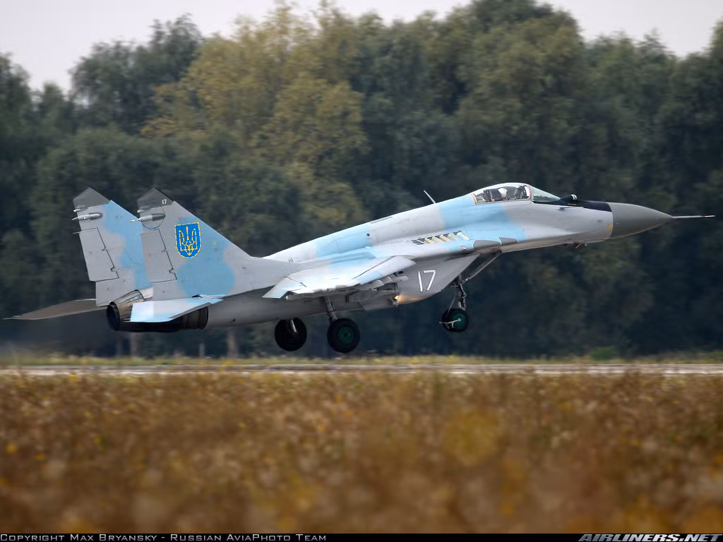 Thế mà, chỉ sau 30 năm, giờ đây Không quân Ukraine lại là lực lượng yếu kém nhất khu vực Đông Âu. Trang bị máy bay chiến đấu giảm xuống mức cực tiểu, chưa tới 100 máy bay tiêm kích - cường kích và hơn thế, đa phần tất cả đều cũ kỹ, mất an toàn cao. Nguồn ảnh: Airliners.net