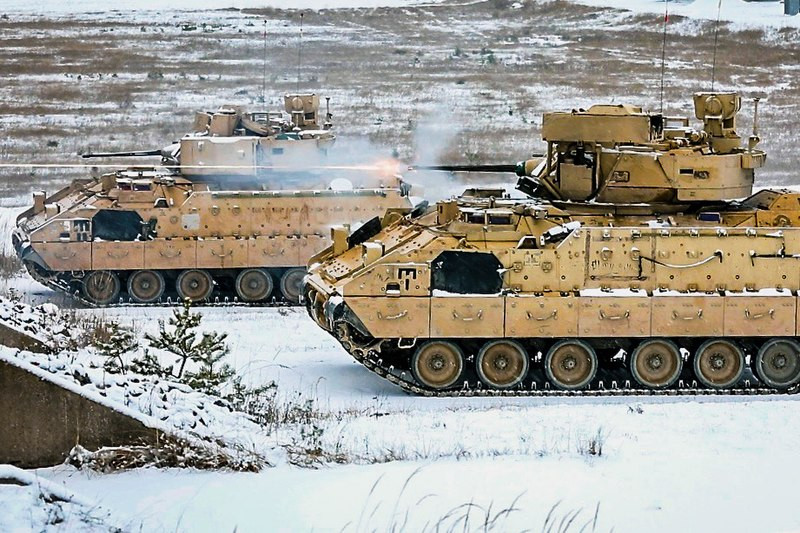 Ngoài M242, dòng xe chiến đấu bộ binh M2 Bradley còn được trang bị bệ phóng tích hợp trên tháp pháo cho phép khai hỏa tên lửa chống tăng TOW rất mạnh có thể gây thiệt hại cho các tăng hạng nặng của Nga. Tuy nhiên, từ BMP-3, người Nga làm tốt hơn thế họ tích hợp cho khẩu 100mm trên chiếc xe này bắn được tên lửa chống tăng. Nguồn ảnh: wikipedia