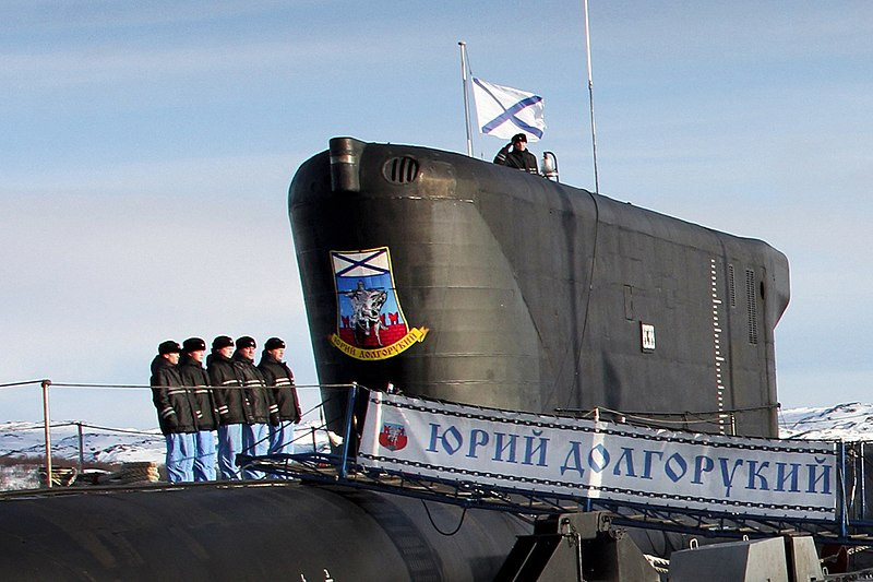 Tàu ngầm Borei có lượng giãn nước toàn tải khi nổi 14.720 tấn, khi lặn 24.000 tấn, dài 170m, rộng 13,5m, mớn nước 10m. Tàu được trang bị lò phản ứng hạt nhân OK-650B, một động cơ tuabin khí và một hệ thống đẩy kiểu Pump-jet thay vì chân vịt truyền thống cho tốc độ khi lặn 30 hải lý/h, dự trữ hành trình vô hạn... Nguồn ảnh: Wikipedia