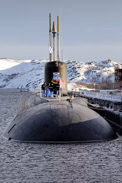 Hiện tại, Hải quân Nga đã đưa vào biên chế 3 tàu ngầm hạt nhân chiến lược lớp Borei mang tên: Yuri Dolgorukiy (Hạm đội biển Bắc): Alexander Nevsky và Vladimir Monomakh (Hạm đội Thái Bình Dương. Chiếc thứ 4 mang tên Knyaz Vladimir thuộc phiên bản cải tiến "A" đang được thử nghiệm, 4 chiếc khác cho cả hai hạm đội trên vẫn đang chế tạo. Nguồn ảnh: Wikipedia