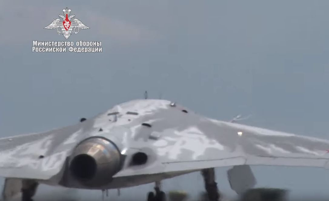 Cận cảnh động cơ của UAV S-70 Okhotnik, giới phân tích căn cứ dựa vào đặc điểm của cửa xả thì có thể Sukhoi đã sử dụng loại động cơ turbofan AL-31F của dòng Su-27 hoặc AL-41F của Su-35S cho nguyên mẫu S-70. Ảnh: Bộ Quốc phòng Nga