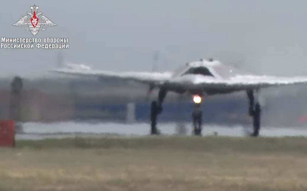 Theo Bộ Quốc phòng Nga, chuyến bay được thực hiện hôm 3/8, chiếc UAV mang biệt danh "Hunter" (thợ săn) đã thực hiện bài bay hơn 20 phút, lượt vài vòng ở độ cao 600m ngay trên không phận sân bay và sau đó hạ cánh thành công. Ảnh: Bộ Quốc phòng Nga