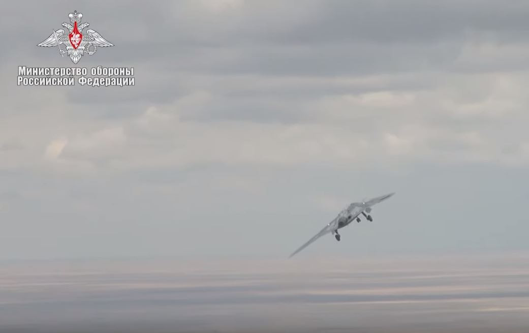 Nó có trọng lượng rỗng ước tính 20 tấn, sải cánh 20m - kích cỡ được đánh giá là gần tương đương với dòng tiêm kích tàng hình Sukhoi Su-57. Thế nên, không lạ khi S-70 được xếp vào loại UAV tấn công hạng nặng. Ảnh: Bộ Quốc phòng Nga