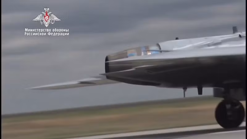 Mặc dù còn rất nhiều thử thách phía trước trong quá trình thử nghiệm nhưng chuyến bay đầu tiên thành công tạo nên tàng vững chắc rằng dự án S-70 có thể đi tới cuối cùng. Ảnh: Bộ Quốc phòng Nga