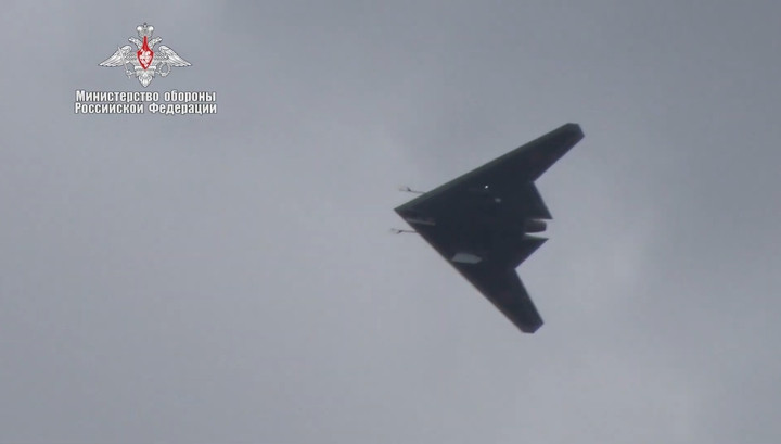 Ở dưới bụng S-70 có thể trang bị hai khoang vũ khí trong thân cho phép triển khai 2 tấn bom - đạn dẫn đường thông minh - sức chở tương đương với tiêm kích hạng nhẹ như MiG-21. Ảnh: Bộ Quốc phòng Nga