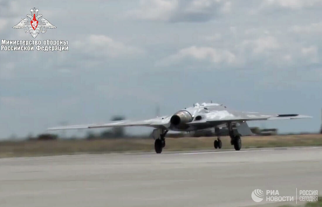 S-70 thiết kế với dạng “cánh bay” với hình dáng khá giống các loại UAV tàng hình của Mỹ hay máy bay ném bom tàng hình B-2A Spirit. Ảnh: Bộ Quốc phòng Nga