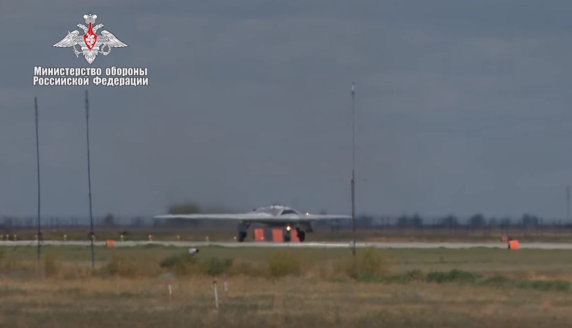 Tốc độ của S-70 rơi vào khoảng 1.000km/h, tầm bay cực đại 6.000km. Ảnh: Bộ Quốc phòng Nga