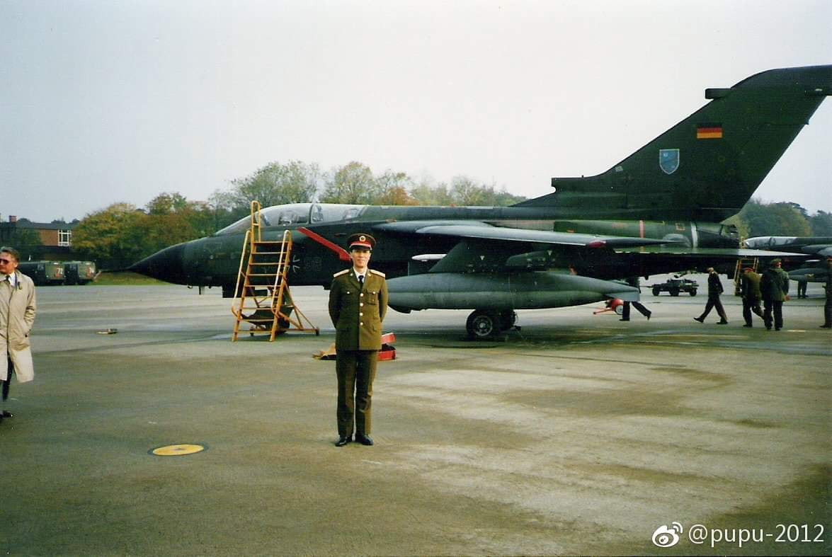 Điều đặc biệt trong các bức ảnh được hé lộ là nhóm cán bộ cấp cao Quân đội Trung Quốc được phép thăm quan, tiếp cận một trong những “bí mật quân sự quan trọng nhất” ở châu Âu thời bấy giờ - máy bay cường kích Tornado. Nguồn ảnh: Sina