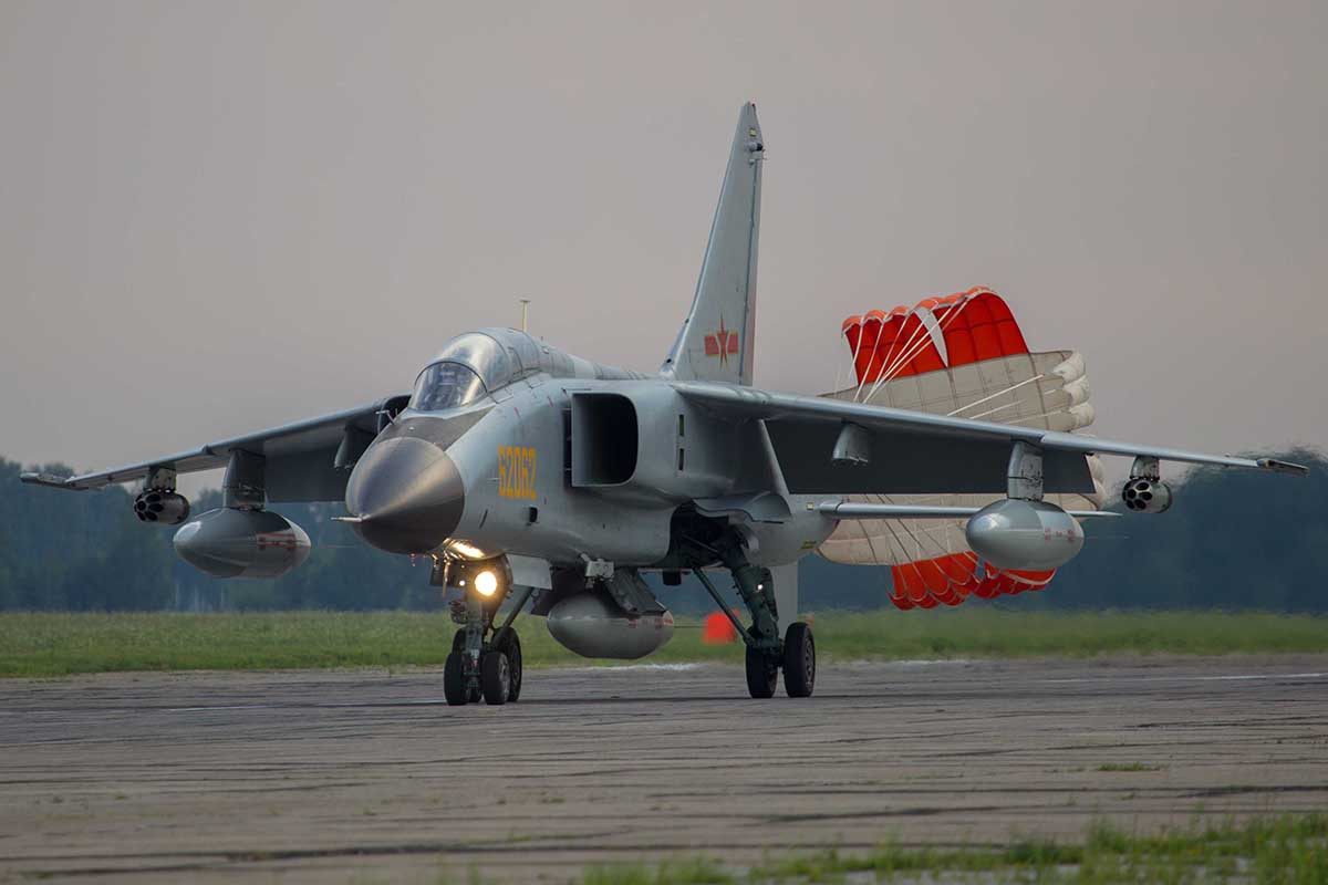 Mặc dù tồn tại nhiều khác biệt về thiết kế khung thân cũng như tính năng, dẫu vậy không loại trừ khả năng Tây An có sự tham khảo nhỏ về Tornado trong quá trình phát triển JH-7. Nguồn ảnh: Wikipedia