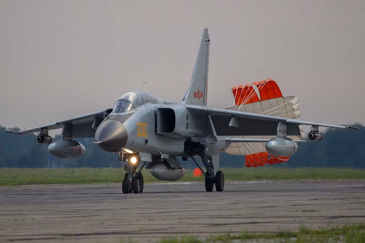 Mặc dù tồn tại nhiều khác biệt về thiết kế khung thân cũng như tính năng, dẫu vậy không loại trừ khả năng Tây An có sự tham khảo nhỏ về Tornado trong quá trình phát triển JH-7. Nguồn ảnh: Wikipedia