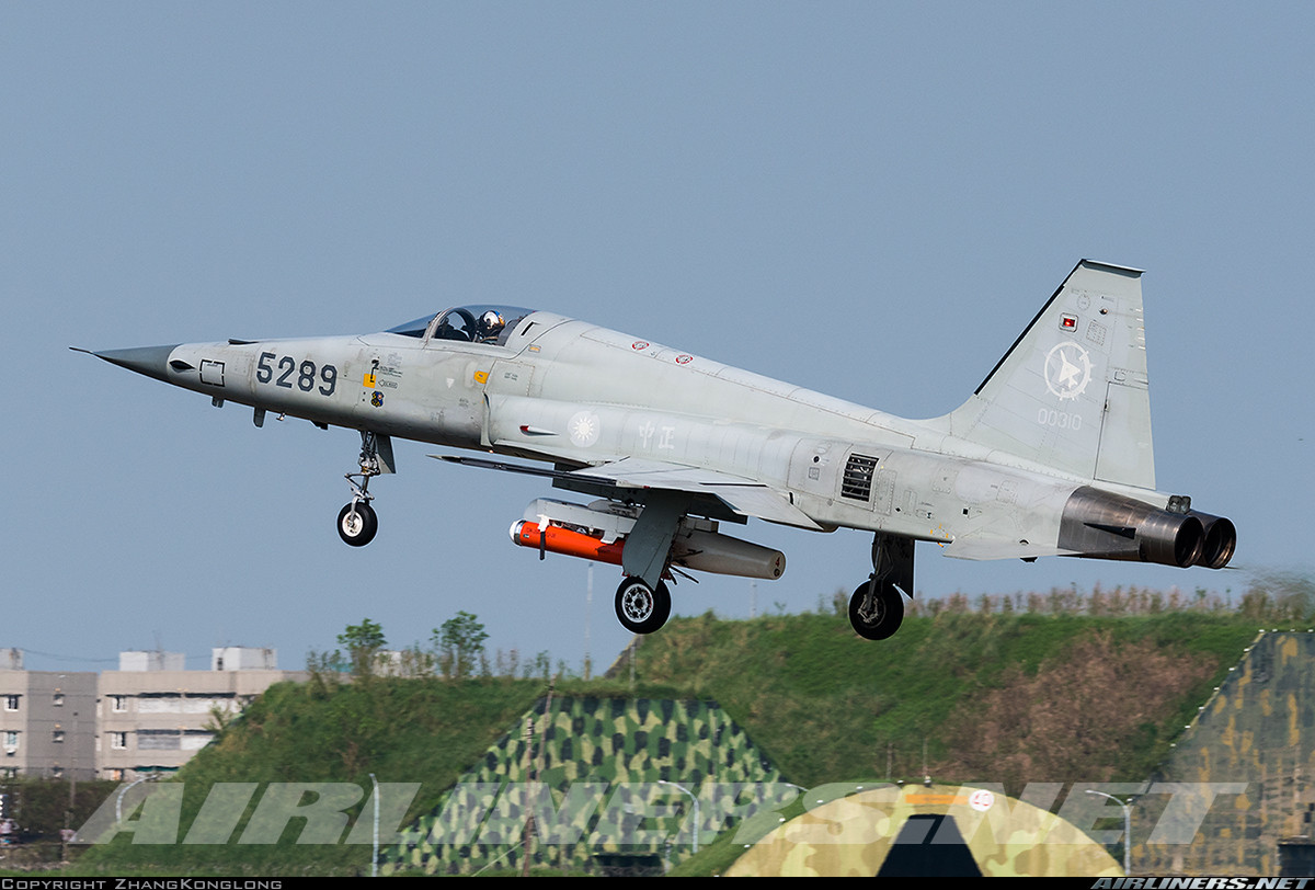 Các máy bay F-5E của Đài Loan từng trải qua đợt nâng cấp cách đây gần 15 năm về trước theo chương trình riêng Tiger 2000/2001. Theo đó, máy bay trang bị radar mới GD-53 cho phép tích hợp tên lửa không đối không ngoài tầm nhìn TC-2. Nguồn ảnh: Airliners.net