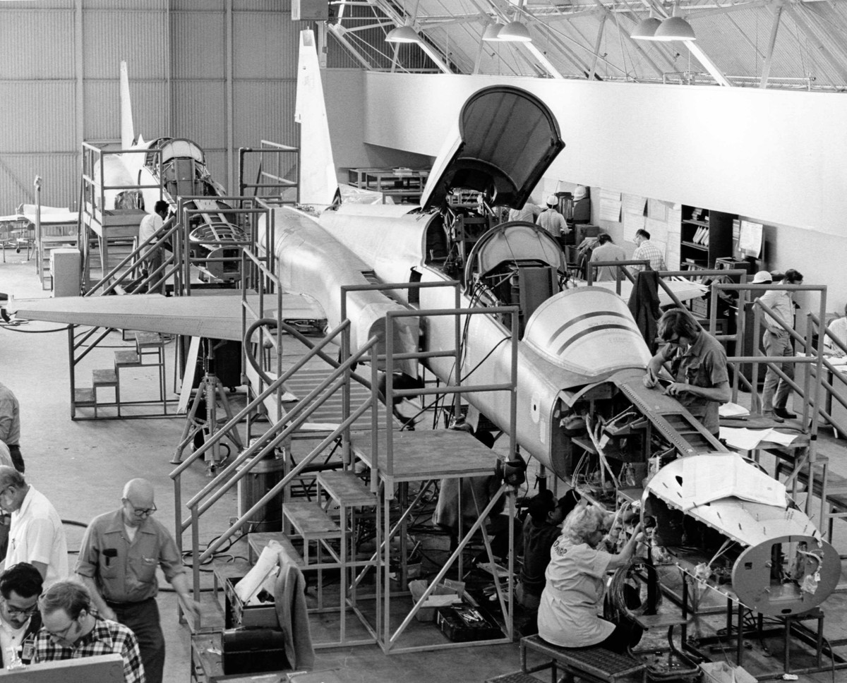 Tổng cộng có khoảng 1.771 bộ phận đã được yêu cầu, dù Không quân Mỹ không tiết lộ cụ thể. Hiện Northrop Gumman - nhà sản xuất F-5 trong quá khứ là ứng cử viên cao nhất, dù rằng trước đây công ty này từng thừa nhận không đủ khả năng cung cấp thiết bị gốc (OEM) duy trì khoảng 1.000 chiếc F-5 còn phục vụ trên thế giới. Nguồn ảnh: Wikipedia