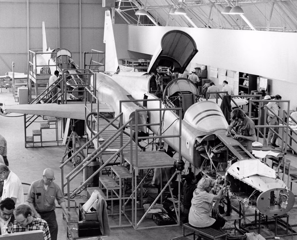 Tổng cộng có khoảng 1.771 bộ phận đã được yêu cầu, dù Không quân Mỹ không tiết lộ cụ thể. Hiện Northrop Gumman - nhà sản xuất F-5 trong quá khứ là ứng cử viên cao nhất, dù rằng trước đây công ty này từng thừa nhận không đủ khả năng cung cấp thiết bị gốc (OEM) duy trì khoảng 1.000 chiếc F-5 còn phục vụ trên thế giới. Nguồn ảnh: Wikipedia