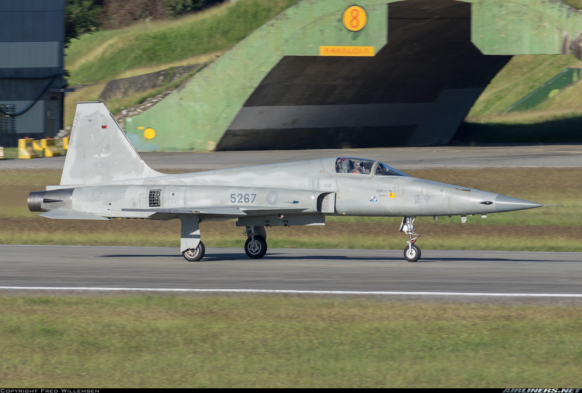 Sở dĩ Mỹ ra quyết định kỳ lạ như vậy được cho là nhằm đáp ứng yêu cầu khẩn thấp từ Đài Loan - vùng lãnh thổ này hiện hiện đang cần có thêm linh kiện duy trì hơn 300 chiếc F-5E/F mua trong giai đoạn 1974-1976. Nguồn ảnh: Airliners.net