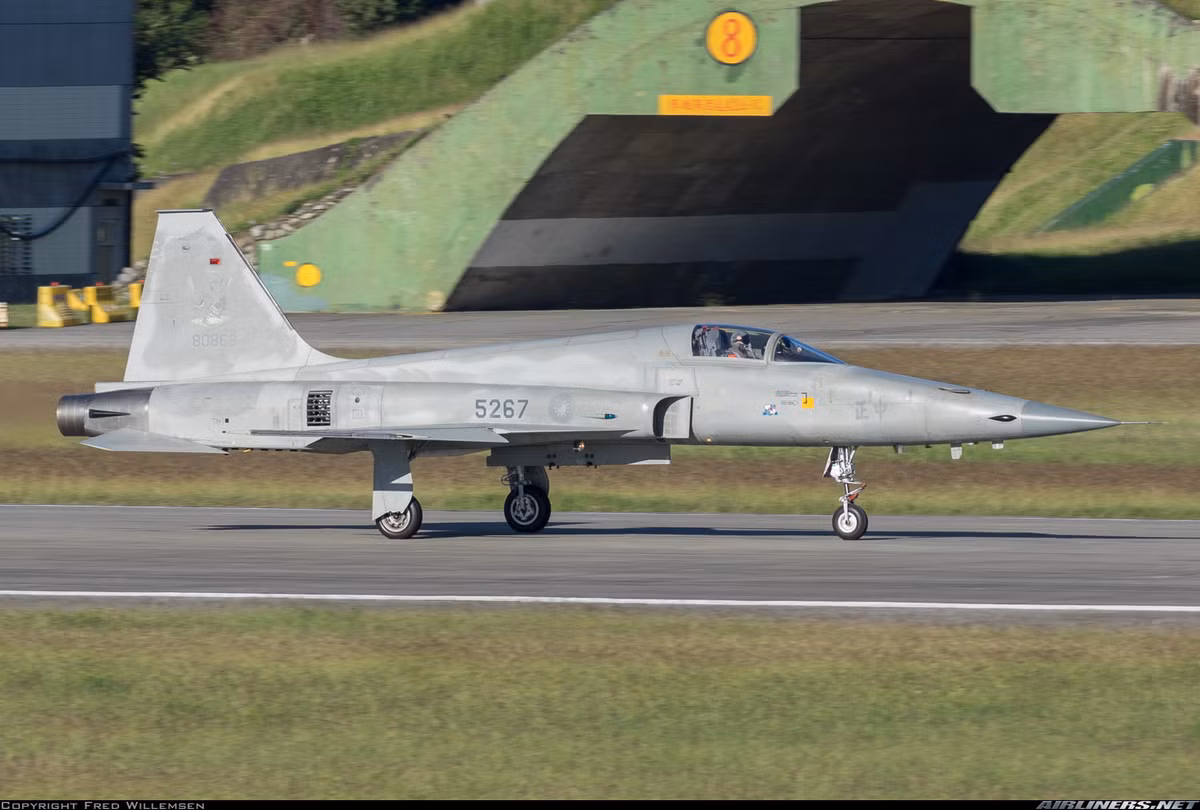 Sở dĩ Mỹ ra quyết định kỳ lạ như vậy được cho là nhằm đáp ứng yêu cầu khẩn thấp từ Đài Loan - vùng lãnh thổ này hiện hiện đang cần có thêm linh kiện duy trì hơn 300 chiếc F-5E/F mua trong giai đoạn 1974-1976. Nguồn ảnh: Airliners.net