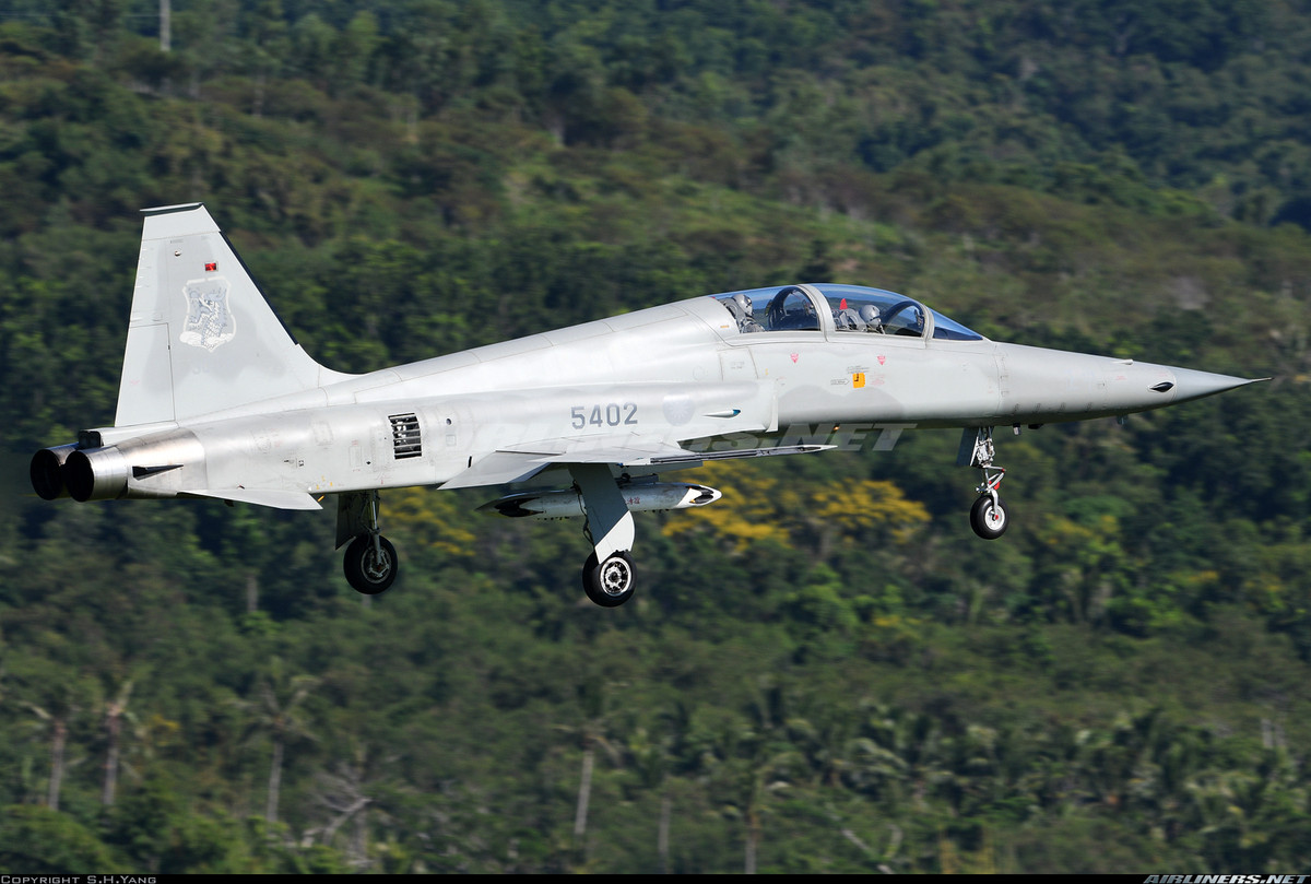 Tuy vậy, hiện nay họ chỉ còn trong tay khoảng 30 chiếc F-5E/F nhưng vẫn là lực lượng chưa tìm ra phương án thay thế. Bởi dù có tiền, nhưng việc mua bán vũ khí với Mỹ của hòn đảo này gặp nhiều khó khăn vì Washington lo ngại có thể ảnh hưởng quan hệ với Bắc Kinh. Nguồn ảnh: Airliners.net