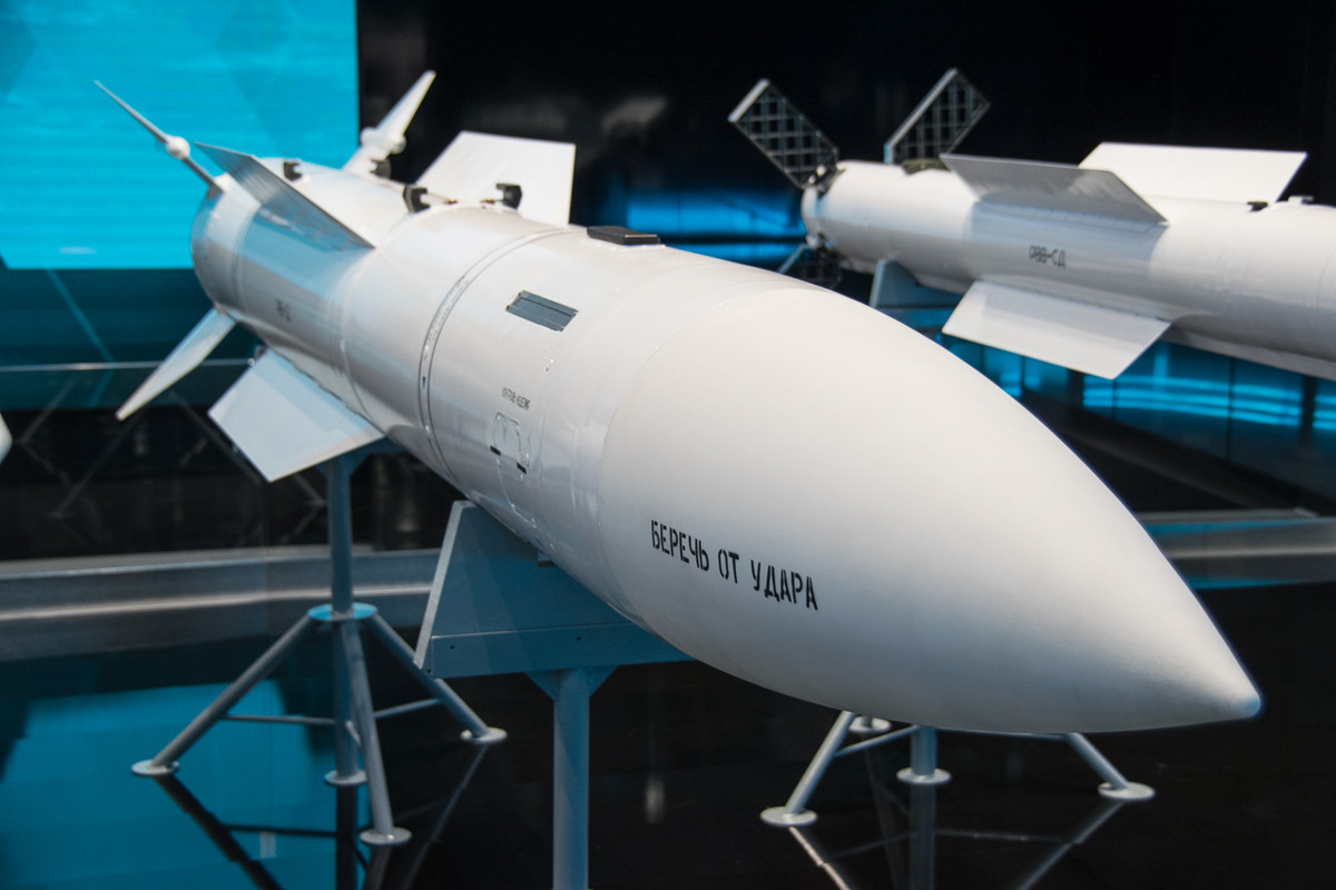 Tên lửa không đối không tầm siêu xa RVV-BD hay còn được gọi là R-37M có thể tích hợp cho Su-35S. Tên lửa đạt tầm bắn 150-398km, độ cao đánh chặn từ 15m tới 25km. Nguồn ảnh: Bmpd