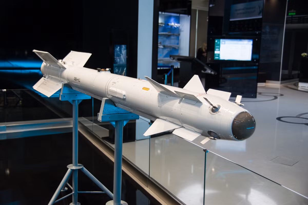 Các loại đạn tên lửa của KTRV trưng bày tại triển lãm tất nhiên đều là mô hình để đảm bảo an toàn. Trong ảnh là tên lửa không đối không tầm ngắn RVV-MD được thiết kế để tiêu diệt các mục tiêu trên không với đầu dẫn hồng ngoại có thể bám bắt mục tiêu mọi góc độ. Tầm bắn từ 300m tới 40km. Có thể coi đây là phiên bản nâng cấp loại R-73 nổi tiếng. Nguồn ảnh: Bmpd