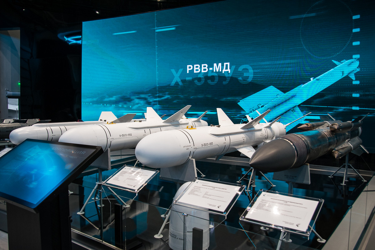 Từ trái qua phải: tên lửa chống hạm Kh-38ME; tên lửa chống tàu Kh-35UE (2 phiên bản) và tên lửa chống hạm tốc độ siêu âm Kh-31AD. Hiện Việt Nam đang sử dụng phiên bản Kh-31A tầm bắn 70km trang bị cho máy bay Su-30MK2. Nguồn ảnh: Bmpd