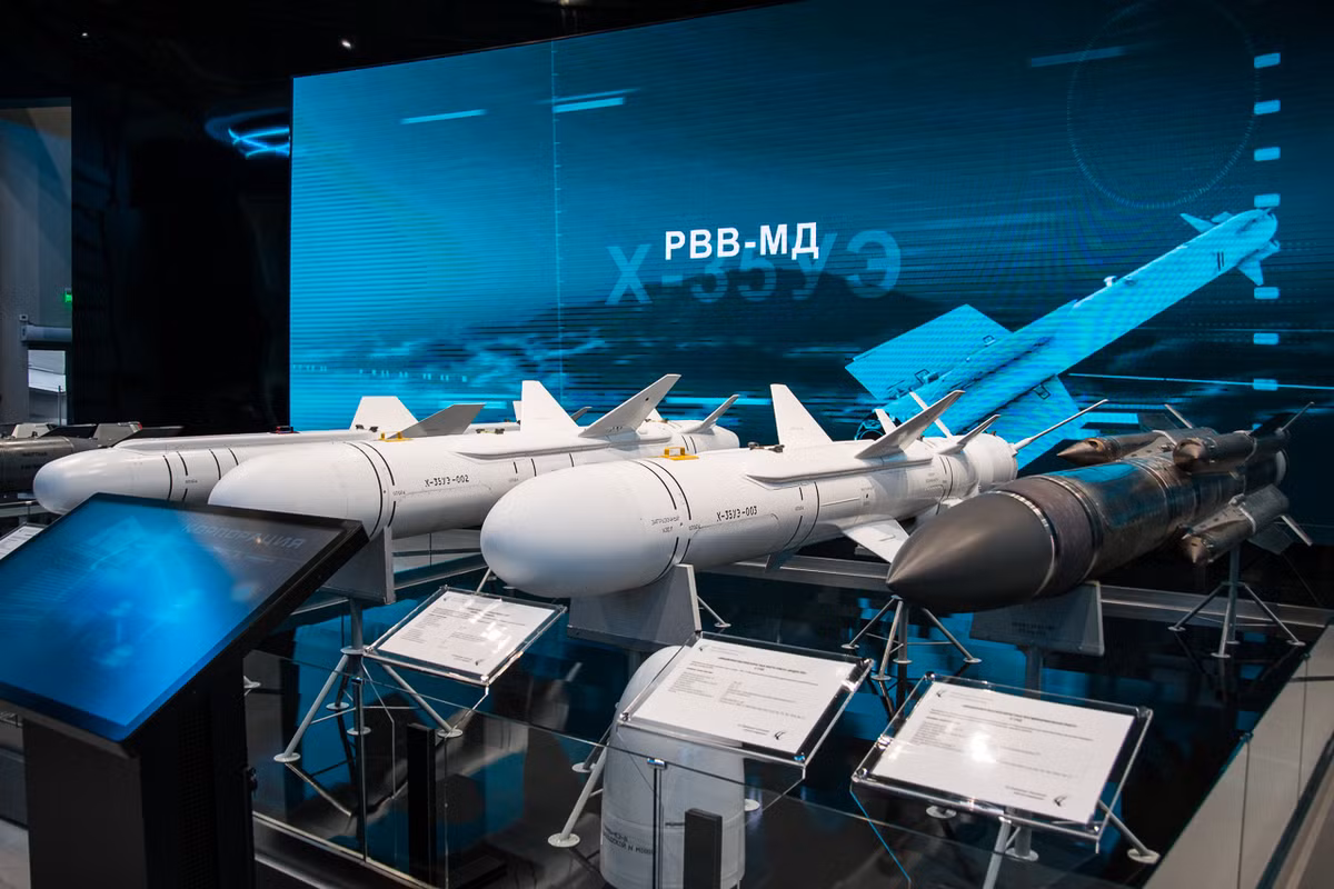 Từ trái qua phải: tên lửa chống hạm Kh-38ME; tên lửa chống tàu Kh-35UE (2 phiên bản) và tên lửa chống hạm tốc độ siêu âm Kh-31AD. Hiện Việt Nam đang sử dụng phiên bản Kh-31A tầm bắn 70km trang bị cho máy bay Su-30MK2. Nguồn ảnh: Bmpd