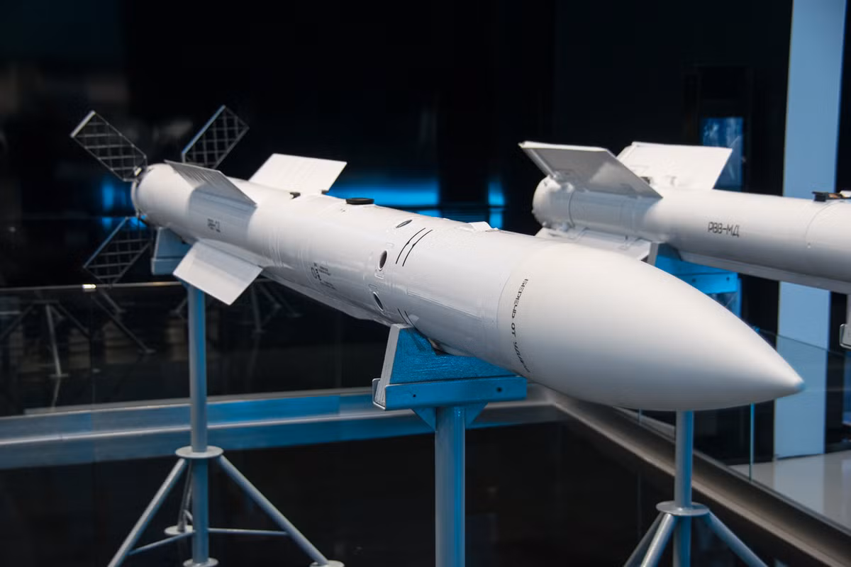 Tên lửa không đối không tầm trung RVV-SD được trang bị đầu tự dẫn radar chủ động, tầm bắn từ 300m tới 110km, độ cao đánh chặn từ 20m tới 25km. Tên lửa trông giống như là phiên bản nâng cấp từ R-77. Nguồn ảnh: Bmpd