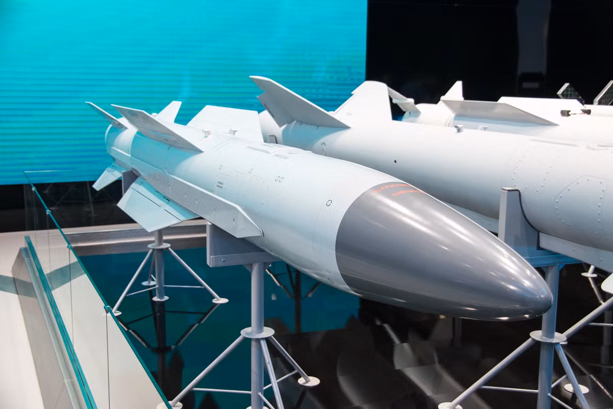 Tên lửa chống radar tầm xa Kh-58UShKE có tầm bắn từ 76-245km nếu lập trình bay với tốc độ tối đa và độ cao bay từ 20m tới 20km; tầm bắn giảm xuống chỉ còn 10-20km nếu bay ở độ cao 20m. Tên lửa được thiết kế để tiêu diệt các trạm radar của tên lửa Patriot. Nguồn ảnh: Bmpd