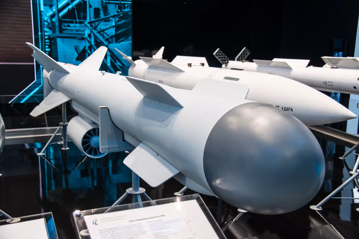 Tên lửa không đối hải tầm trung - xa Kh-59MK có thể tích hợp cho các máy bay chiến đấu Su-30MK của Việt Nam hiện nay. Kh-59MK đạt tầm bắn chống tàu khu trục tới 285km, tốc độ bay 900-1.050km/h. Nguồn ảnh: Bmpd