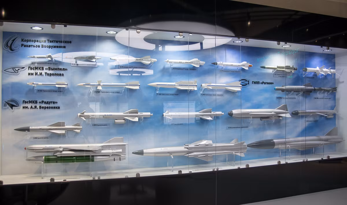 Gian trưng bày mô hình các loại tên lửa từ quá khứ tới hiện tại của Liên Xô và Nga. Nguồn ảnh: Bmpd