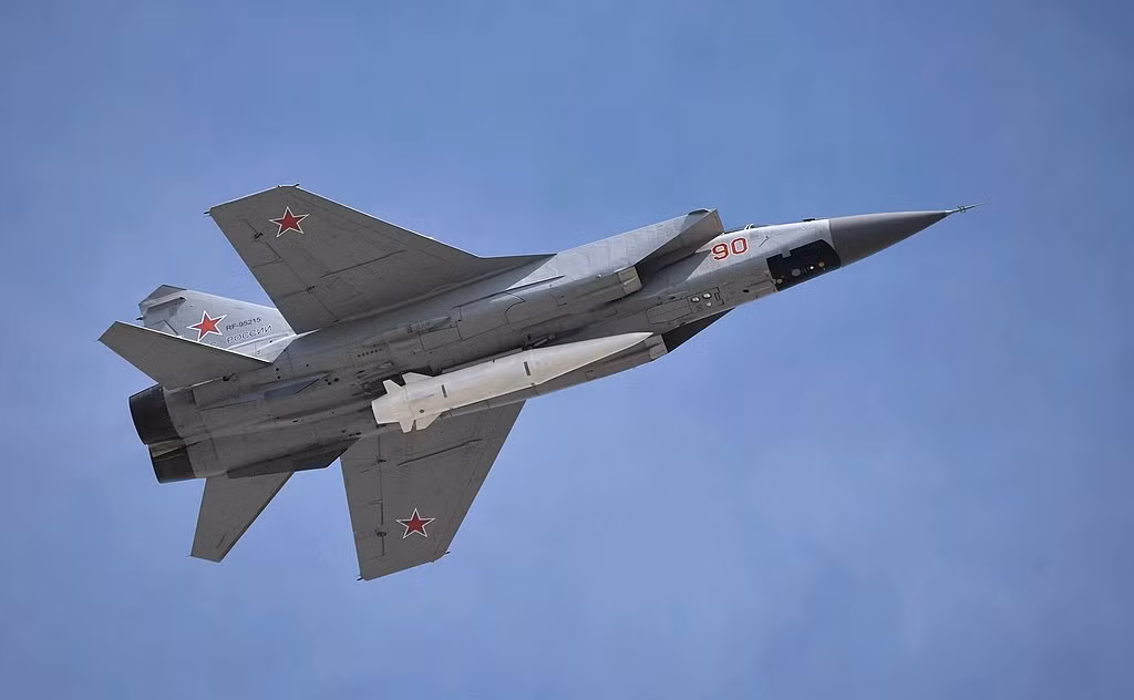 Đặc biệt, gần đây MiG-31BM còn được cải tiến thành MiG-31K để tích hợp tên lửa đạn đạo phóng từ trên không Kh-47M2 Kinzhal có tầm bắn 2.000km, tốc độ Mach 10-12. Ảnh: Wikipedia