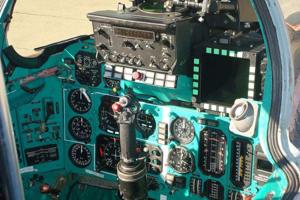 MiG-31 thiết kế buồng lái hai chỗ ngồi: phía trước là phi công điều khiển và phía sau là sĩ quan điều khiển vũ khí, kiểm soát hệ thống radar điều khiển hỏa lực. Ảnh: Wikipedia