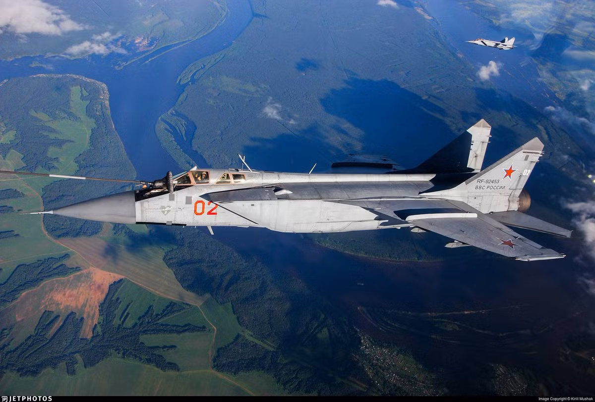 Những tính năng bay của MiG-31 tới nay vẫn được coi là vô địch, và không một máy bay chiến đấu nào đạt được. Với cặp động cơ turbofan đốt tăng lực lần 2 Soloviev D-30F6, MiG-31 có thể đạt tốc độ cực đại Mach 2,83 tương đương 3.000km/h hoặc tốc độ hành trình 2.500km/h Mach 2,35 ở độ cao lớn, hoặc 1.500km/h ở độ cao thấp. Ảnh: Jetphotos