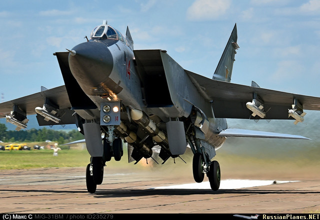 MiG-31BM là phiên bản hiện đại hóa sâu rộng của dòng MiG-31 được đưa vào thử nghiệm năm 2008 và bắt đầu nâng cấp quy mô từ năm 2011. So với MiG-31 nguyên bản, hiệu quả chiến đấu của MiG-31BM tăng gấp 2,6 lần. Ảnh: Russian Planes