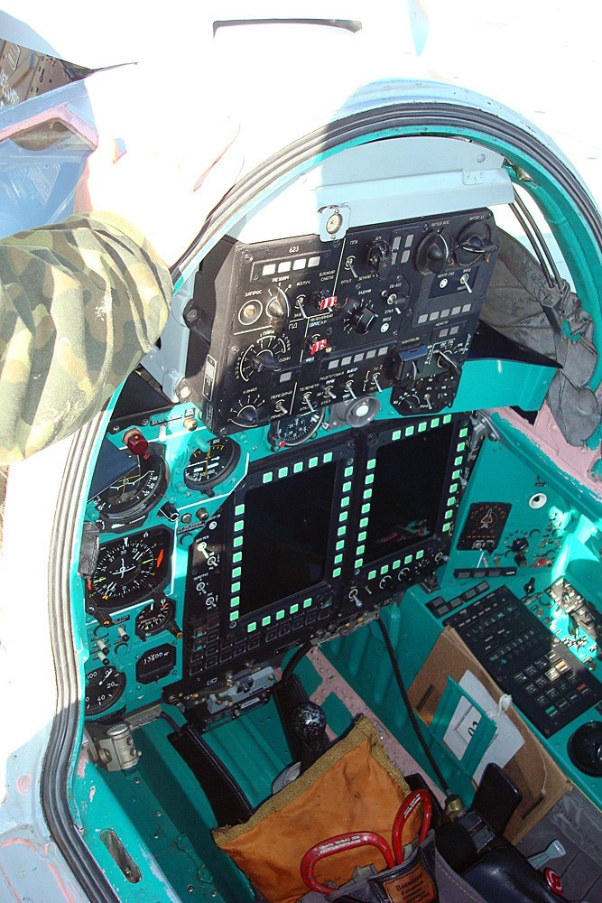 MiG-31BM trang bị radar Zaslon-M có tầm phát hiện mục tiêu trên không đến 320km, có thể khăng theo dõi liên tục 24 mục tiêu và dẫn đường tên lửa hạ 8 mục tiêu cùng lúc. Ngoài ra, radar mới cho phép MiG-31BM mang theo các loại tên lửa không đối đất thông minh, bom hàng không có điều khiển. Điều mà nguyên bản MiG-31 trước đây bị hạn chế chỉ mang tên lửa không đối không và bom không điều khiển. Ảnh: Wikipedia