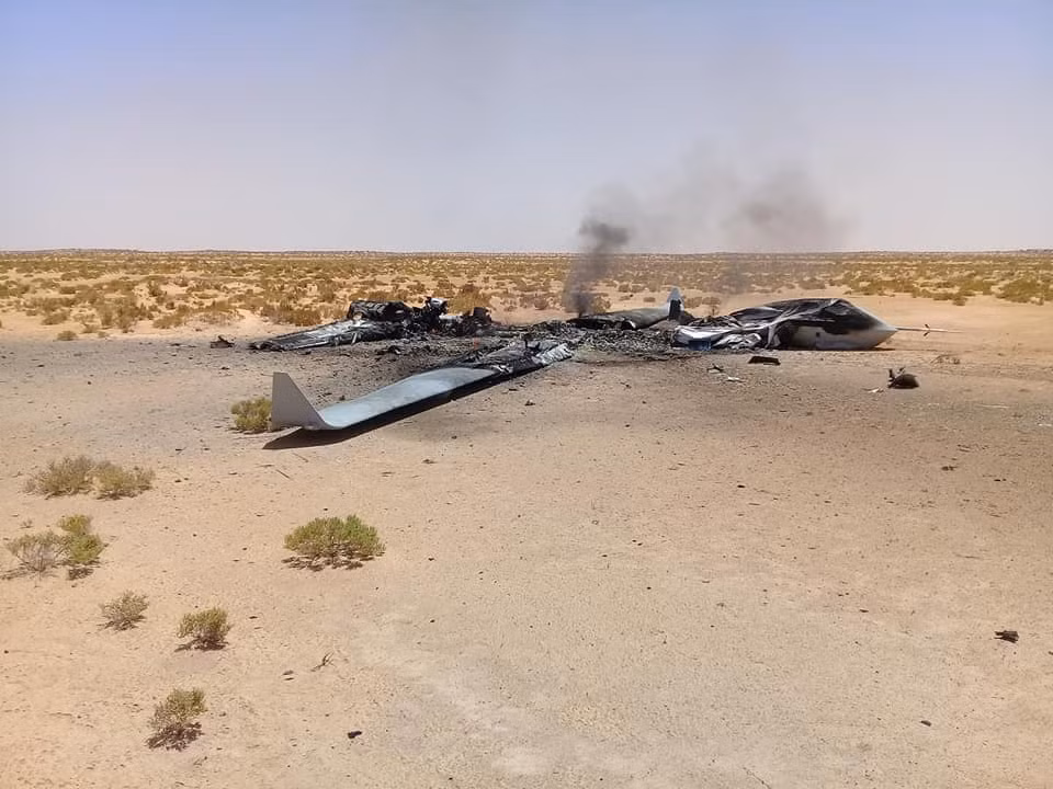 Dĩ nhiên, “tiền nào của ấy”, đã có không ít lời phàn nàn với chất lượng UAV Trung Quốc mà Wing Loong hay CH-3/4 đều bị kêu. Ví như Jordan đã bán tháo toàn bộ số UAV tấn công “Cầu vồng” mua của Trung Quốc khi mới đưa vào sử dụng hơn năm vì chất lượng quá kém. Trong ảnh, UAV Wing Loong bị bắn rơi ở Libya. Ảnh: fobes