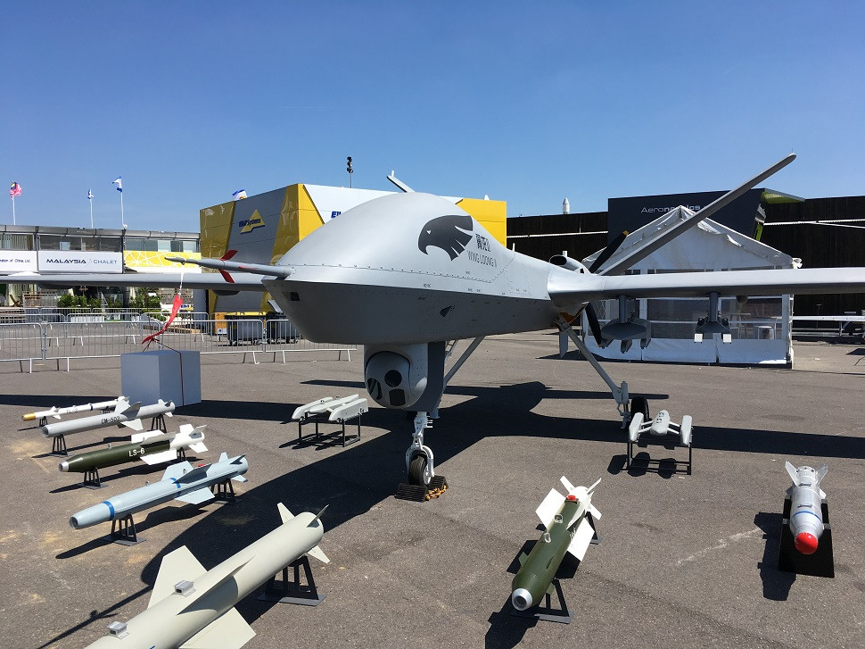 Trở lại với Wing Loong II, sản phẩm được sản xuất bởi Tổng công ty công nghiệp hàng không Trung Quốc (AVIC), nó giới thiệu lần đầu tại Paris Air Show tháng 6/2017. So với Wing Loong I, phiên bản II dài hơn, cao hơn cho tải trọng lớn hơn. Ảnh: China Military Review