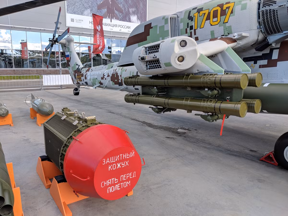 Hai cánh nhỏ của Mi-28NE có thể triển khai tối đa 16 tên lửa chống tăng Ataka-V có tầm bắn 8km, xuyên 900mm thép sau giáp phản ứng nổ. Ngoài ra, nó có thể tùy chọn mang 4-8 tên lửa không đối không Strelets kết hợp rocket 80/130mm hoặc thêm các gunpod 30mm. Ảnh: defpost