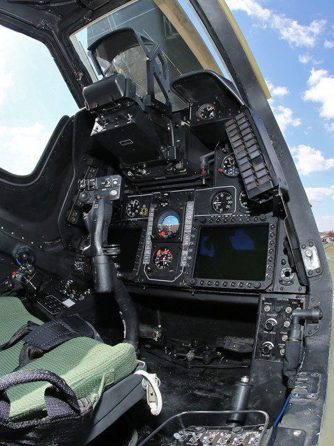 Cận cảnh một trong hai buồng lái trực thăng tấn công Mi-28NE. Có thể thấy, các trang bị bảng điều khiển được hiện đại hóa với màn hình màu LCD lớn hiển thị tổng hợp tham số kỹ thuật bay. Ngoài ra, phi công sẽ có mũ bay tích hợp hệ thống hiển thị mục tiêu kết hợp với một số loại vũ khí dẫn đường. Ảnh: Thaimilitary