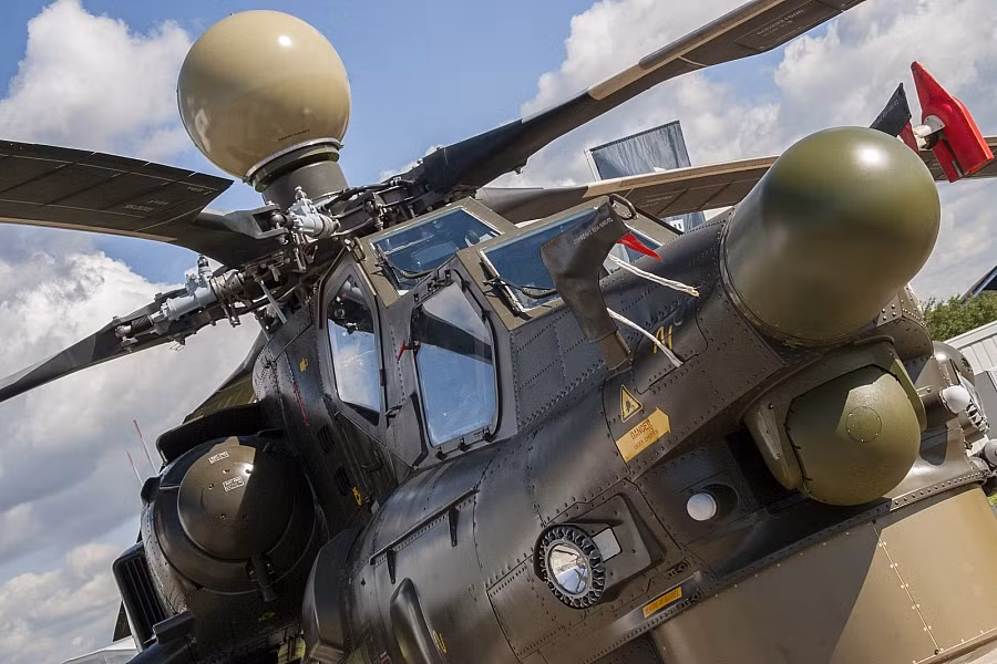 So với thế hệ Mi-28A trước đó, Mi-28NE tích hợp hệ thống cánh quạt chính và động cơ VK-2500 rất mạnh do Nga sản xuất, đặc biệt hệ thống điện tử hàng không được cải thiện cho phép tác chiến trong mọi điều kiện thời tiết. Mà đáng kể nhất là radar sóng mm lắp trên đỉnh cánh quạt tăng khả năng phát hiện mục tiêu trong điều kiện chiến trường bị che khuất… tính năng của nó được cho không thua kém radar AN/APG-78 Longbow trên trực thăng Apache. Ảnh: TASS
