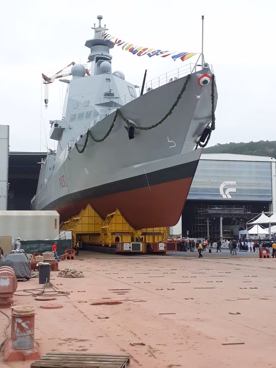 Con tàu xuất hiện trước công chúng với chiếc mũi kỳ lạ nhất hành tinh. Có cảm giác như đó là hai chiếc mũi tàu chồng lên nhau vậy, hiện chưa có con tàu nào trên thế giới sỏ hữu thiết kế tương tự. Nguồn ảnh: Italian Navy