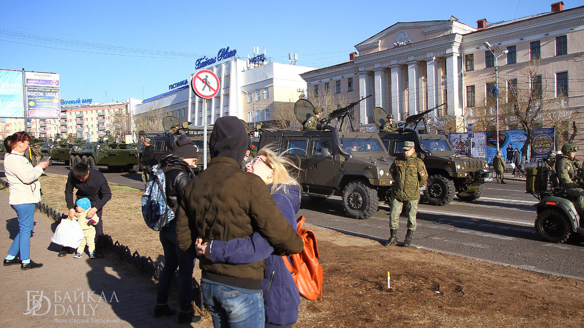 Nhiếp ảnh gia Sergey Tarasenko mới đây đưa lên mạng xã hội Nga loạt ảnh buổi diễn tập duyệt binh Ngày Chiến thắng (9/5/1945-9/5/2019) được tổ chức trên Quảng trường Ulan-Ude.