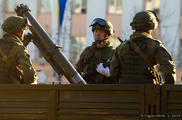 Khẩu đội súng cối đặt trên khung gầm xe vận tải.