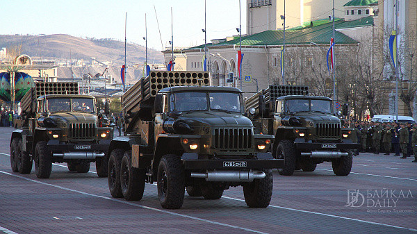 Đội hình pháo phản lực phóng loạt Tornado-G – phiên bản nâng cấp sâu từ BM-21 Grad huyền thoại.