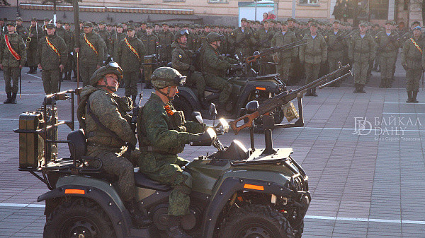 Dàn vũ khí tham dự duyệt binh cũng không phải quá đầy đủ mà giống kiểu “có gì dùng nấy”. Trong ảnh, xe mô tô địa hình AM-1 ATV.