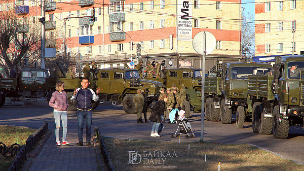 Đội hình xe cơ giới đủ loại tham gia duyệt binh ở Ulan-Ude.