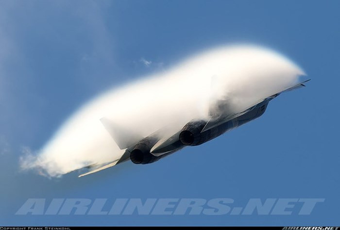 Thực tế với sức chứa 4,2 tấn bom đạn trong khoang vũ khí thân máy bay, Su-57 hoàn toàn đủ khả năng triển khai các quả bom hạt nhân chiến thuật vốn có kích cỡ chẳng khác mấy các loại bom thông thường. Nguồn ảnh: Airliners.net